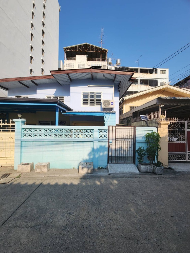 For RentHouseRatchadapisek, Huaikwang, Suttisan : Single house for rent near The Street Ratchada, just 4 minutes.