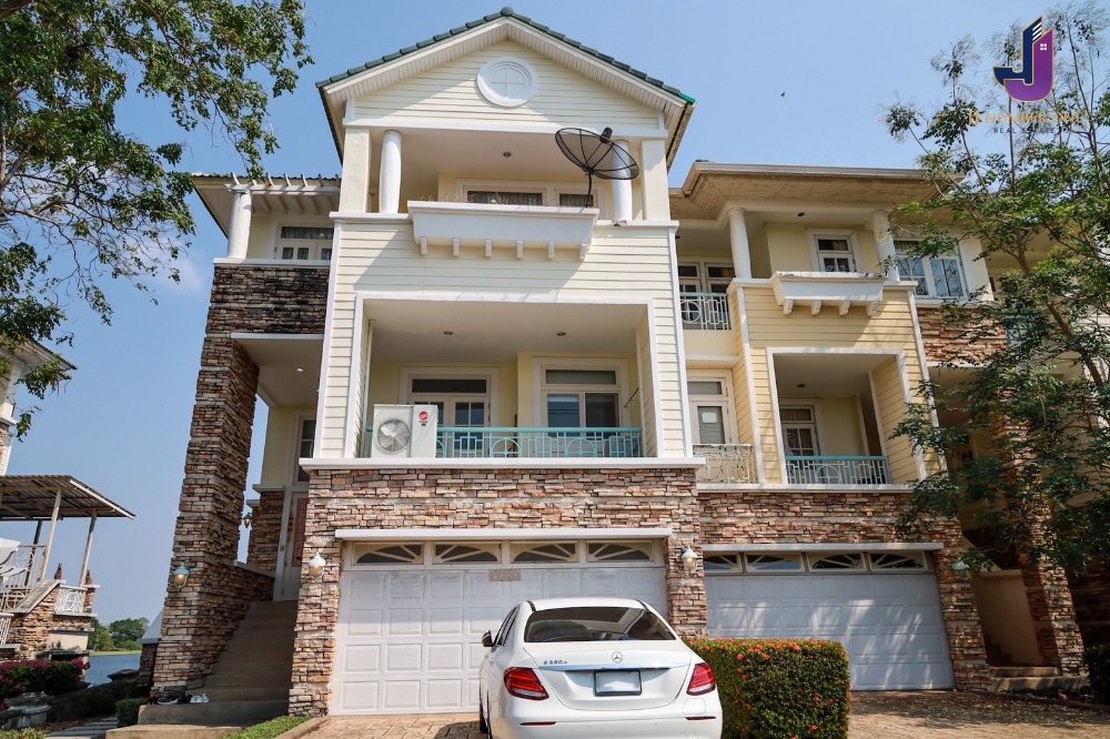 For SaleTownhouseBangna, Bearing, Lasalle : 3-story townhome for sale, Crystal Lake Village. (Project on Lakewood Golf Course) Area 66 sq m, 3 bedrooms, 4 bathrooms, lake view, golf course, ready to move in 📌Property code JJ-H167📌