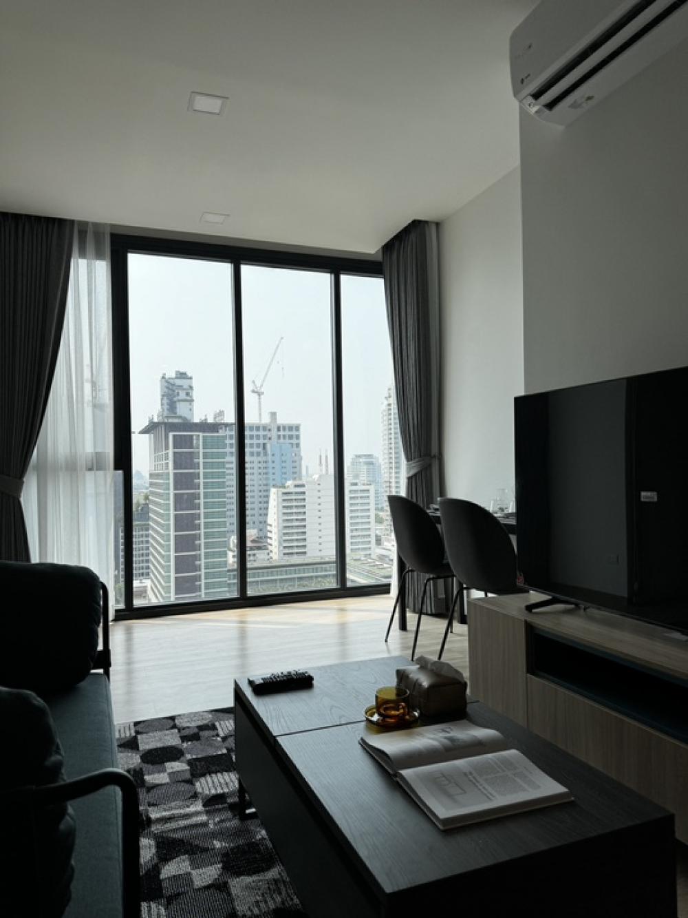 For RentCondoRatchathewi,Phayathai : Special layout with spacious living next to windows on a high floor with clear view