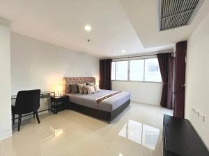 For RentCondoSukhumvit, Asoke, Thonglor : ★ Waterford Diamond ★ 146 sq m., 25th floor (3 bedrooms, 2 bathrooms), ★ near BTS Phrom Phong and BTS Thonglor ★ near EmQuartier and Emporium ★ Many amenities ★ Complete electrical appliances