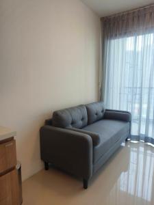 For RentCondoOnnut, Udomsuk : urgent!! For rent, Ideo Mix Sukhumvit 103, room with furniture, 30 sq m., very cheap, only 11000 baht/month, next to the BTS, you can move in.