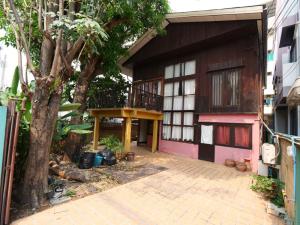 For SaleHouseRatchadapisek, Huaikwang, Suttisan : For sale: detached house, half-cement, half-timber house Classic Thai style, 2 floors, 60 sq m., 240 sq m., good condition 85% + Soi Sutthiphong 1/1, Soi Sutthiphong 3, Soi Jipdamri, Soi Inthamara 41, Sutthisan Winitchai Road, Din Daeng.