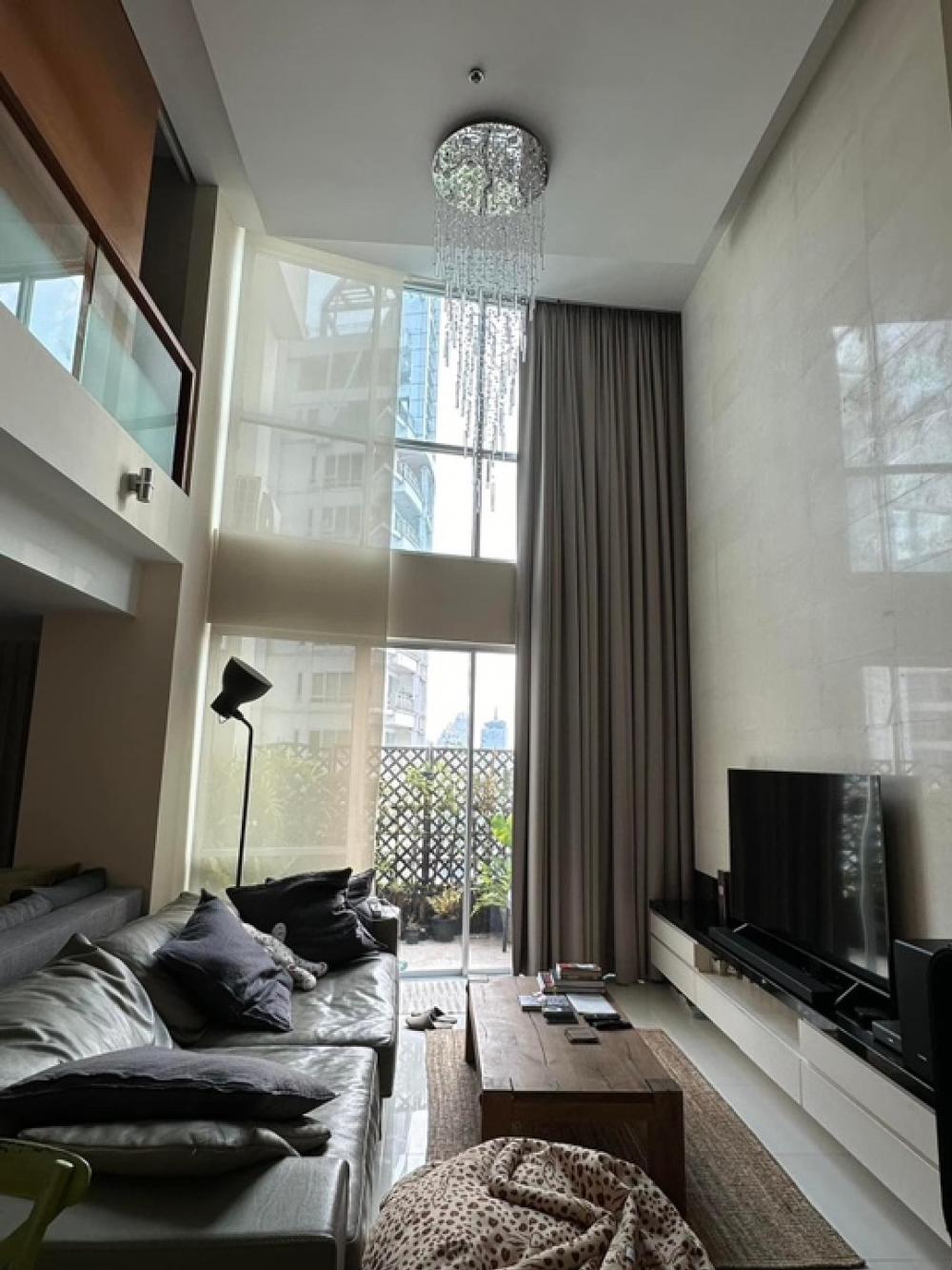 For SaleCondoWitthayu, Chidlom, Langsuan, Ploenchit : 📢👇Good deal for rent / sale lease hold til May 2039, 1 bed DUPLEX (able to make 2 beds), unblocked view of city and Royal sport club, fully furnished, ready to move in