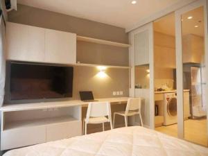 For RentCondoWitthayu, Chidlom, Langsuan, Ploenchit : New room! For rent: Life One Wireless, good view, fully furnished, near BTS, ready to move in.