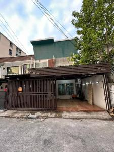 For SaleHouseRatchadapisek, Huaikwang, Suttisan : For sale/rent, 2-story detached house, Ratchada Soi 3, suitable for trading, opening an office, living.