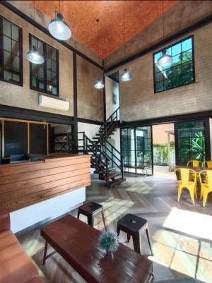 For RentHome OfficeNonthaburi, Bang Yai, Bangbuathong : Modern loft style office building has a garden area on 160 sq m of land, another parking area of ​​approximately 90 sq m (total area size 250 sq m). There is a usable area in the building of approximately 210 sq m. (not including garden area)