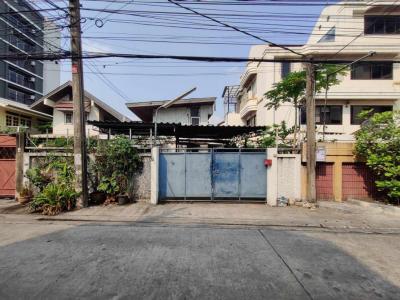 For SaleHouseRatchadapisek, Huaikwang, Suttisan : House for sale on Ratchadaphisek Road, Soi Ratchada 17 (suitable for building a house and office) 69 sq m., usable area 210 sq m.