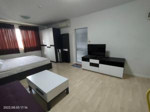 For RentCondoLadkrabang, Suwannaphum Airport : For rent, D Condo On Nut Suvarnabhumi, pool view, north direction, TV, refrigerator, new microwave, near Robinson, cool and comfortable.