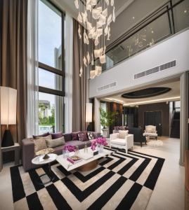 For SaleHousePattanakan, Srinakarin : ✨𝗚𝗿𝗮𝗻𝗱 𝗕𝗮𝗻𝗴𝗸𝗼𝗸 𝗕𝗼𝘂𝗹𝗲𝘃𝗮𝗿𝗱 𝗥𝗮𝗺𝗮𝟵-𝗞𝗿𝘂𝗻𝗴𝘁𝗵𝗲𝗽𝗸𝗿𝗶𝘁𝗵𝗮 NEW SERIES luxury mansion with private elevator✨ Super Luxury level on Krungthep Kreetha Road