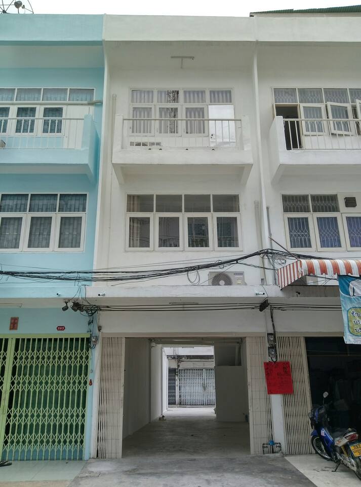 For RentHouseWongwianyai, Charoennakor : Urgent for rent 💥 3-story detached house with parking, close to the BTS, very convenient to travel. 👉 Add Line @cozycondo