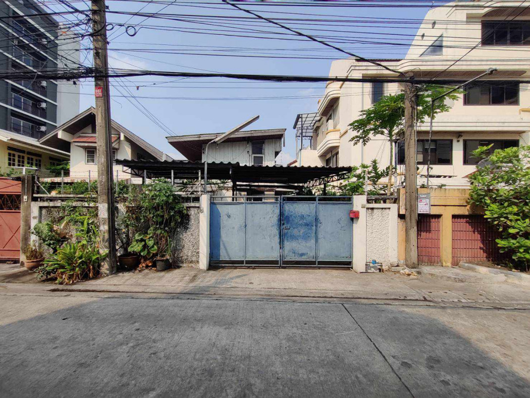 For SaleHouseRama9, Petchburi, RCA : House for sale on Ratchadaphisek Road, Soi Ratchada 17 (suitable for building a house and office) 69 sq m., usable area 210 sq m.