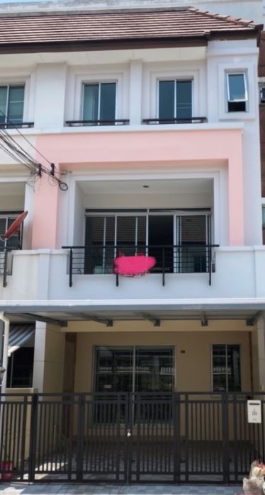 For RentHome OfficePattanakan, Srinakarin : 3-story townhome for rent, Baan Klang Muang Srinakarin Road 24, very beautifully decorated, ready to move in. Fully furnished, 4 air conditioners, 3 bedrooms, 4 bathrooms, parking for 2 cars, additional garage and back of house, rent 23000 baht, if intere