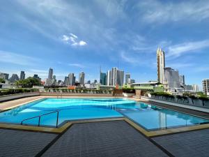 For RentCondoSilom, Saladaeng, Bangrak : Condo for rent,, Siphaya River View Condominium Project , Fully furnished ,ready to move in ,Balcony view ICONSIAM