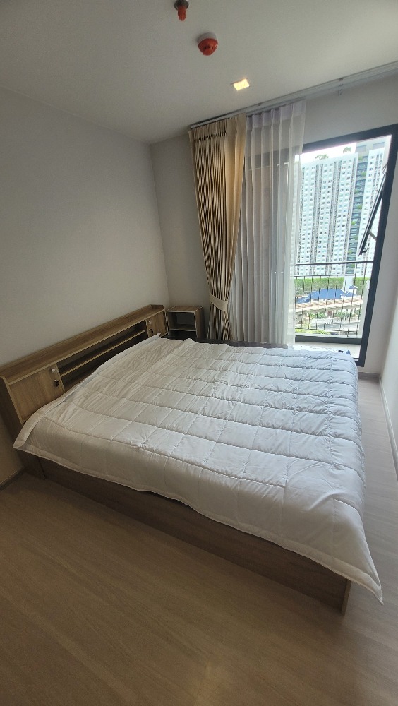 For RentCondoThaphra, Talat Phlu, Wutthakat : Life Sathorn Sierra 40 sq m, 18th floor, 1Bed+ pool view. 19,000 Baht/month. Take your time to Sathorn!