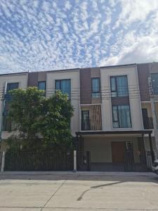 For RentTownhouseBangna, Bearing, Lasalle : 3-story townhome with furniture, good location, for rent in Bangna-Bang Kaeo area. Near Synphaet Theparak Hospital, only 3.3 km.