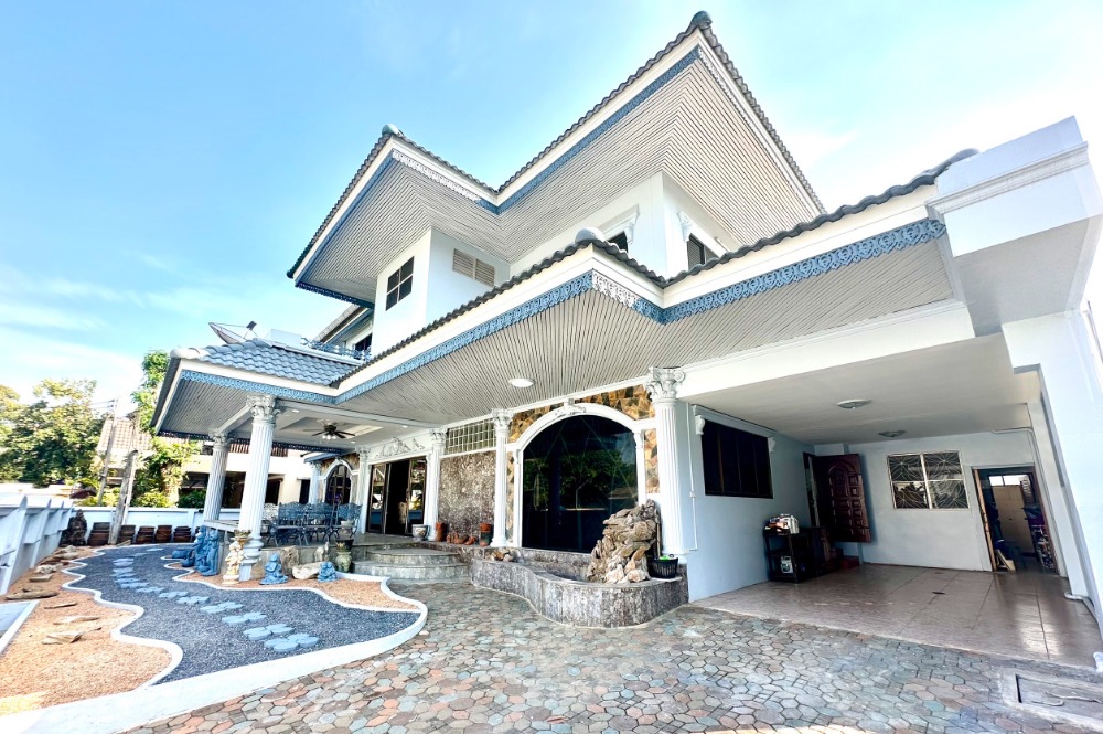 For RentHousePinklao, Charansanitwong : Single house for rent, 2 floors, 6 beds, 5 bath, European style, size 120 sq m, area 800 sq m, ready to move in, 150,000 baht per month.