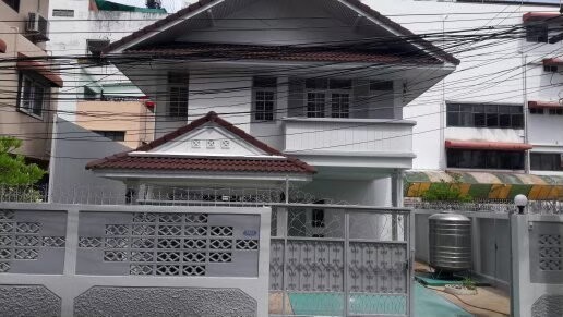 For RentHouseOnnut, Udomsuk : For rent detached house 2 floors just away from BTS Udomsuk. 400 meters 3 bed 3 bath partially furnished rent 30,000 baht Sukhumvit 70 Rd.
