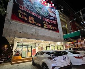 For LeaseholdRetailPattanakan, Srinakarin : Suki-Shabu restaurant for rent, Rangsit, Khlong 1, next to the main road, parking for more than 10 cars. Can accommodate more than 60 customers.
