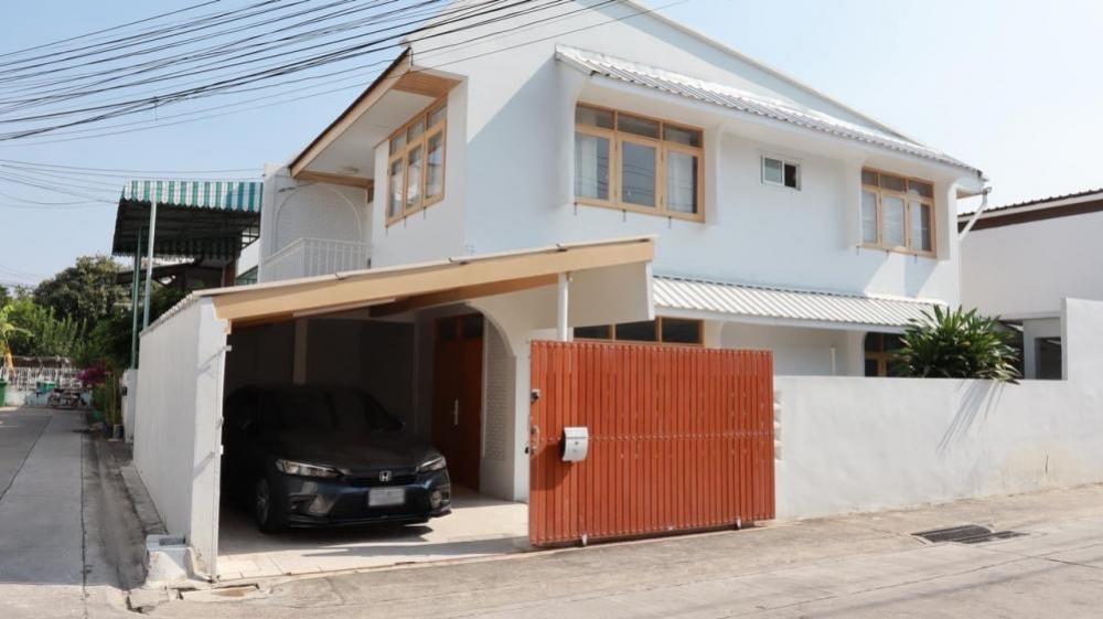 For RentHome OfficeRamkhamhaeng, Hua Mak : ✅Home office for rent in Town in Town area, 1 office room, dining room, kitchen, 2 bathrooms, parking for 2 cars in front of the house, price 12,000 baht 🚇Lat Phrao Station🛎Hurry and reserve now.
