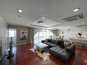 ให้เช่าคอนโดสุขุมวิท อโศก ทองหล่อ : 📢👇Petfriendly Duplex Penthouse on the top of the building, private lift , big balcony on the rooftop, 2 living rooms, fully furnished, ready to move in