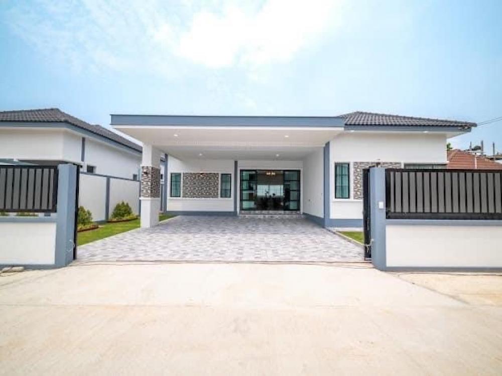 For SaleHousePattaya, Bangsaen, Chonburi : Single house for sale in Pattaya, direct installment with owner / House for sale in Pattaya start 5.99 MB
House ready to move in For sale with furniture, 3 bedrooms, 3 bathrooms. 📍Good location, Soi Siam Country Club. Near Rai Wanasin Market