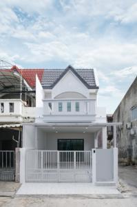 For SaleTownhouseLadprao101, Happy Land, The Mall Bang Kapi : 2-story townhouse for sale, Yonprapa Village (corner plot)