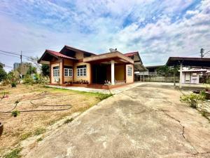 For RentHouseSriracha Laem Chabang Ban Bueng : House for rent in Sriracha - Thung Sukhla, self-built detached house outside the project, lots of space.