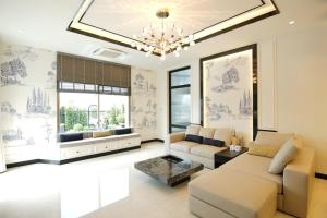 For SaleHouseLadkrabang, Suwannaphum Airport : Large, luxurious house for sale, new, newly decorated, ready to move in, 202 sq m.