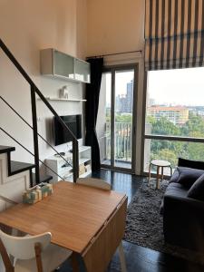 For RentCondoSukhumvit, Asoke, Thonglor : 📍 Duplex 📍🐈🐈‍Ready to move in 1 March 2024, urgent rental 🐈🐈‍⬛ pet friendly !! Reserve first, get first. Rooms are hard to find. They come out once in a while. Fully furnished, extremely beautiful, 2-storey condo ⬛ extremely luxurious 🐈🐈‍⬛ Project Ashton 