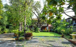 For SaleHouseNakhon Nayok : Mai Chai Nam house for sale, 291 sq m., really liveable, next to the Nakhon Nayok River, close to the city, very private area.