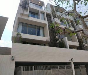For SaleTownhouseSukhumvit, Asoke, Thonglor : Luxury townhome for sale, 4.5 floors, ready to move in, Ekamai area.