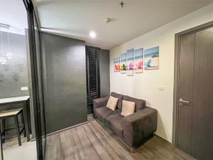 For SaleCondoOnnut, Udomsuk : Good product, cheap price, Condo Sukhumvit 77, central location in Sukhumvit #THE BASE PARK WEST, corner room, 25th floor, selling at a loss of only 2.95 million.