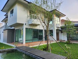 For SaleHouseChiang Mai : Big pool villa, Pool Villa, next to a bigger river with water flowing all year!  Spacious space.