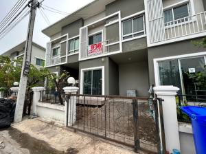 For SaleTownhouseSamut Prakan,Samrong : 2-storey townhouse for sale, ready to move in, Niran Ville Village 16, Bangna-Trad Road, km. 18, next to the villages main road.