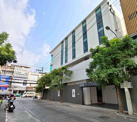 For RentHome OfficePattanakan, Srinakarin : HR1564 Home office for rent, 4 floors, with elevator, on Phatthanakan Road. Suitable for use as a showroom, clinic, spa, tutoring institute.