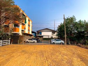 For SaleLandBangna, Bearing, Lasalle : Land for sale, 400 square wah, L-SHAPE, wide width, suitable for building an apartment, hotel, condo on Chalong Krung Road. Near Lat Krabang Industrial Estate, King Mongkuts University Airport. Electric trains and motorways Near the community mall, near t