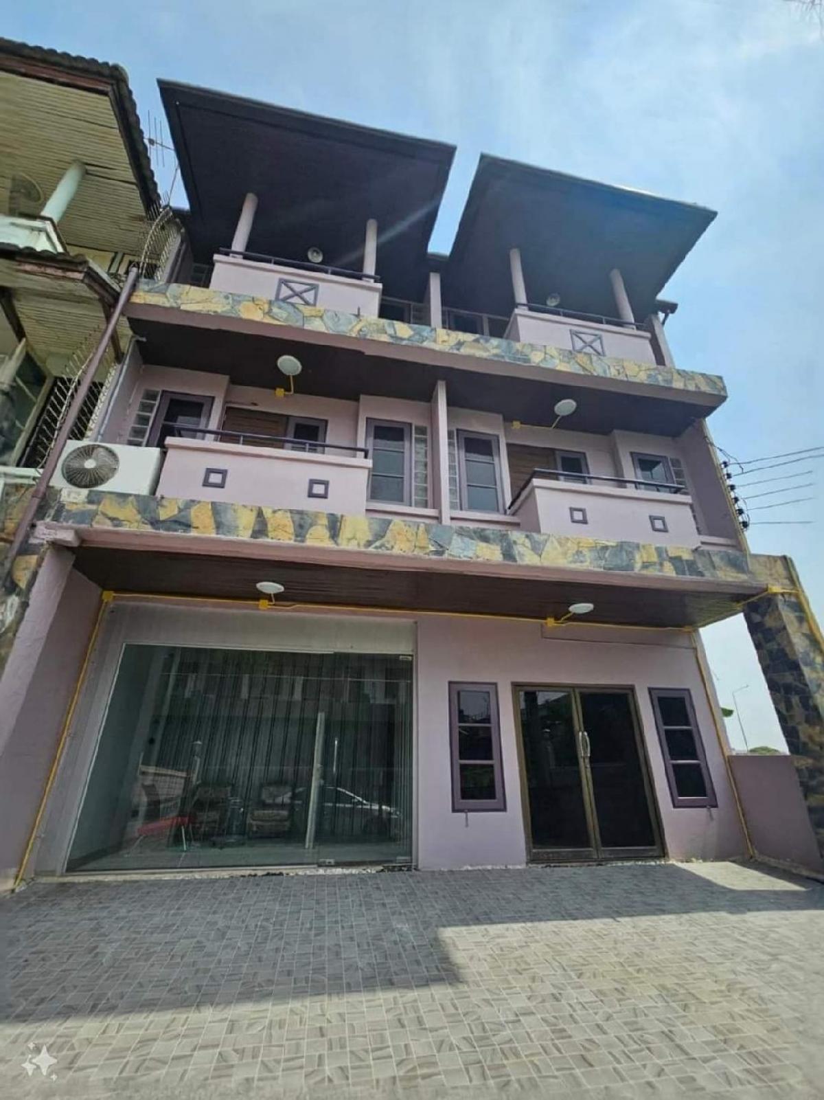 For RentHome OfficeMin Buri, Romklao : Home Office-Townhouse 3 Floor (corner) 2 units interconnected, for rent on Ramkhamhaeng Road 192. Go in 150 meters Near Kwan Riam Floating Market