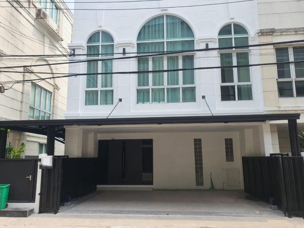 For RentHome OfficeKasetsart, Ratchayothin : Property code 6704-011 For rent/sale, home office, 3.5 floors, corner unit, completely renovated.