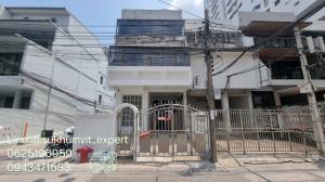 For RentTownhouseSukhumvit, Asoke, Thonglor : BTS Asoke / Townhouse with rooftop for rent, suitable for hostel, spa, bakery, accepting all legal businesses.