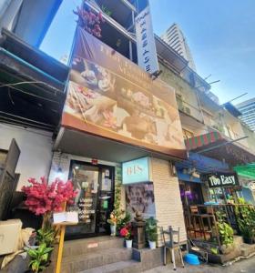 For LeaseholdShophouseLadprao101, Happy Land, The Mall Bang Kapi : Urgent sale, massage shop, Sukhumvit 22, next to Sukhumvit Road. Opposite Holiday Inn Hotel, sales over 400,000 baht