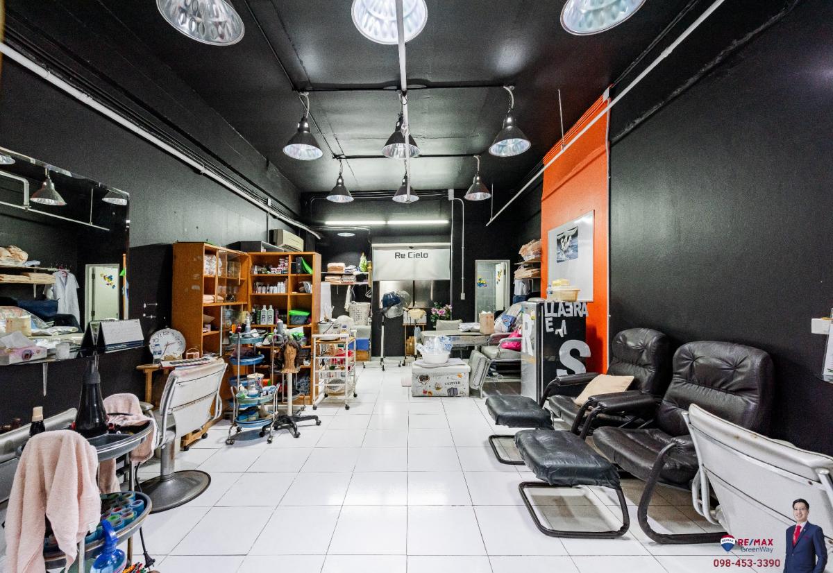 For SaleOfficeSukhumvit, Asoke, Thonglor : Office or Retail Shop at Modern Town Ekkamai, 45 sq m, ceiling height almost 3.5 meters, good condition! (Sold with tenant, high yield 8%), near Dongki 190 meters 🤏