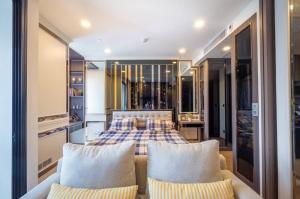 For RentCondoSiam Paragon ,Chulalongkorn,Samyan : Ashton Chula - Silom【𝐑𝐄𝐍𝐓】🔥Luxury condo, stylish style, fully furnished, view worth millions, full central area with panoramic view. Near MRT Sam Yan Ready to move in 🔥Contact Line ID: @hacondo