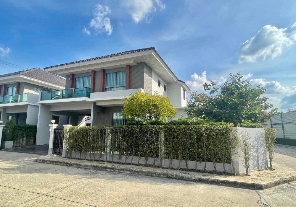 For RentHouseLadkrabang, Suwannaphum Airport : New corner unit Detached House with nice garden and lovely view. Lived in only 1 year and well maintained by owner.