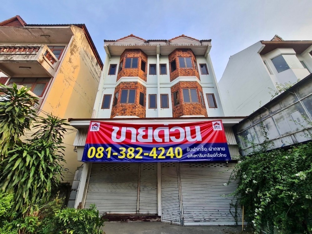 For SaleShophouseChiang Mai : Commercial building, 3 floors, 48 ​​sq m, next to the city moat of Jang Sri Phum. Near Tha Phae Gate, Airport, Sri Phum Road, Chiang Mai Province, suitable for investors, best price.