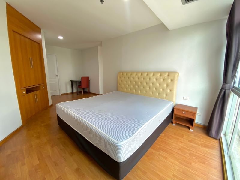 For RentCondoSukhumvit, Asoke, Thonglor : Capital 30/1 1 Bed 66 sq.m. Please add LINE ID agentbank1 o8415o5483