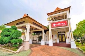 For LeaseholdBusinesses for saleNonthaburi, Bang Yai, Bangbuathong : Business for sale, hotel-resort Opposite Central Rattanathibet, next to the main road, there is a BTS station in front of the hotel.