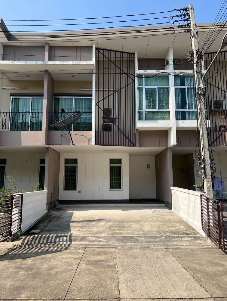 For RentTownhousePathum Thani,Rangsit, Thammasat : Townhome for rent, Habitown Fold Tiwanon - Chaengwattana, near Robinson Srisamarn, only 8 minutes.