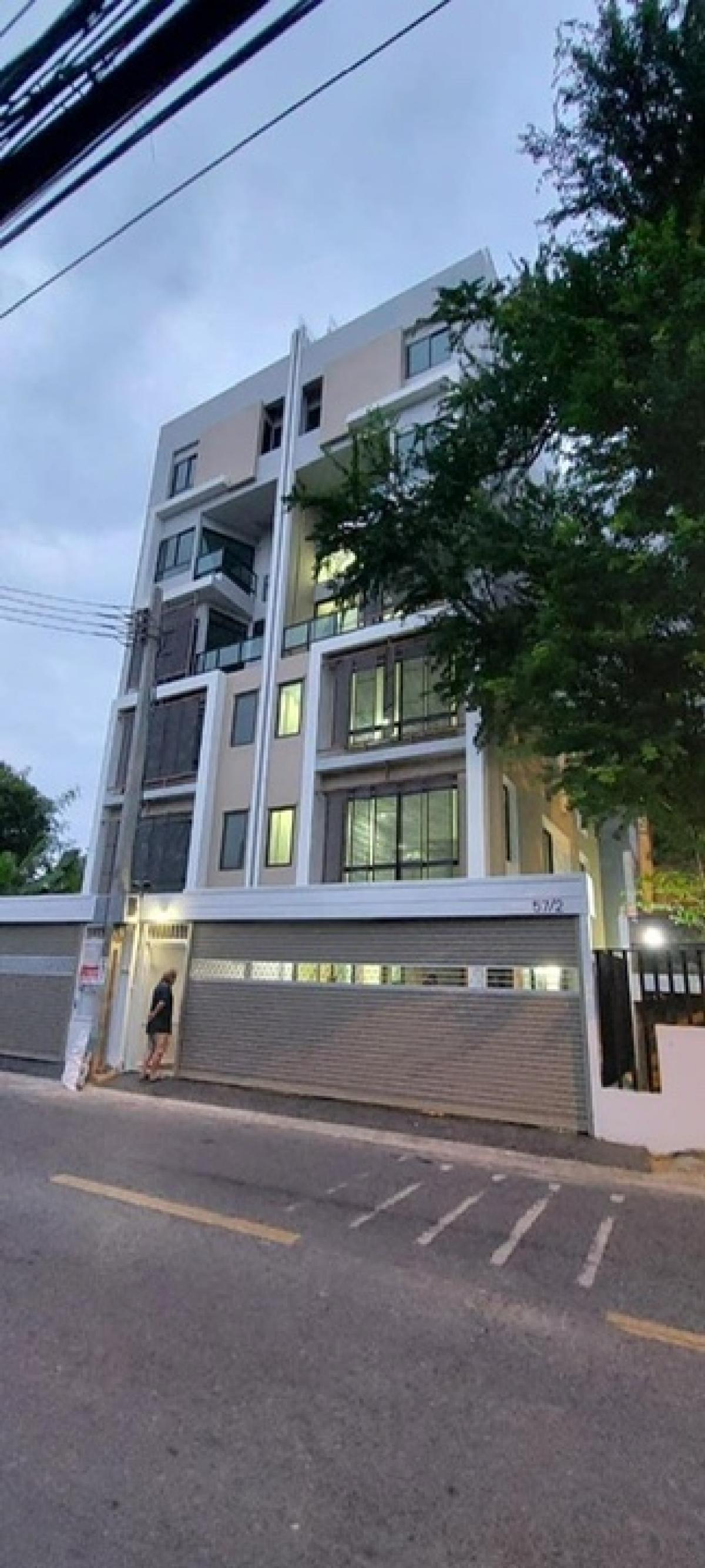 For RentHome OfficeRama9, Petchburi, RCA : Want to rent a 6-story home office, 1 elevator, can park 3 cars. Tenants can also live on floors 4-6 in Soi Rama IX 26.