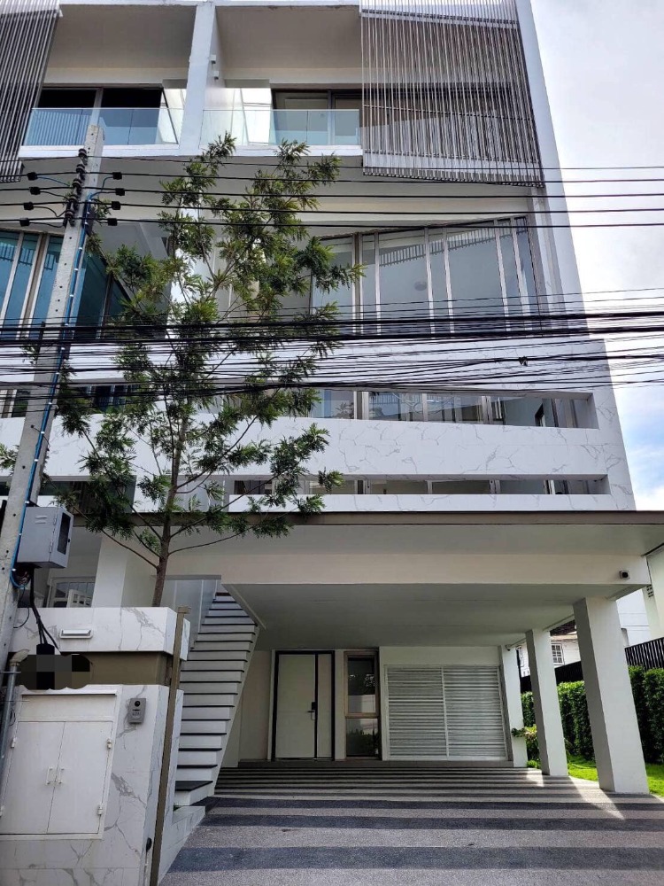 For RentTownhouseLadprao, Central Ladprao : 4-story home office for rent, LUXE 35 Ratchada-Lat Phrao project. Some air conditioning There are 3 bedrooms, 5 bathrooms, 1 maid with an elevator. Rental price 80,000 baht per month.