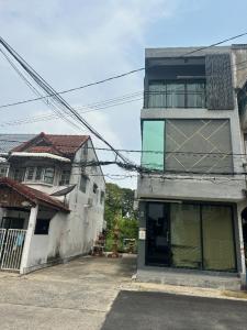 For SaleHome OfficeNawamin, Ramindra : 3-storey commercial building for sale, corner unit, already decorated, suitable for a home office or as a residence.